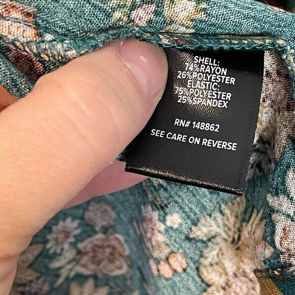 Torrid Peplum Crinkle Gauze Smocked Floral Blouse Size 3 - Picture 4 of 8